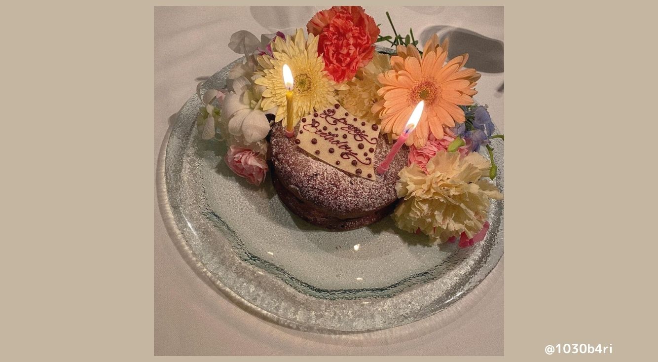 「ミクニヨコハマ」のお花に包まれたケーキプレートで、お祝いの日を更にロマンチックにしてみない？♡