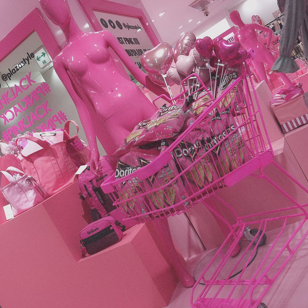 Shibuya109 マルキュー のplaza店内がピンク一色に 映えスポットとおしゃれな写真の撮り方を紹介 Apptopi女子で行ってきたよ Apptopi