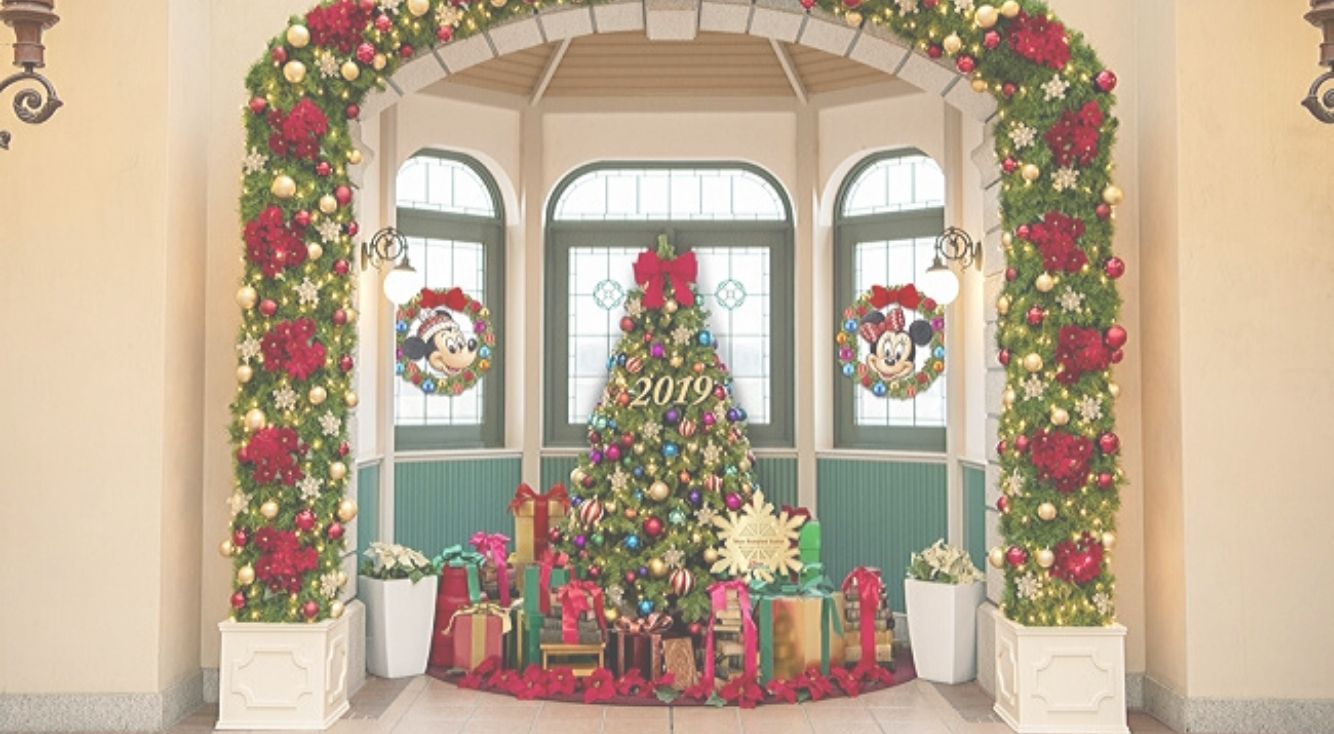 【ディズニーリゾートライン】ステーションごとに異なるクリスマスツリーやリースに注目！あなたの好きなクリスマスのデコレーションは？