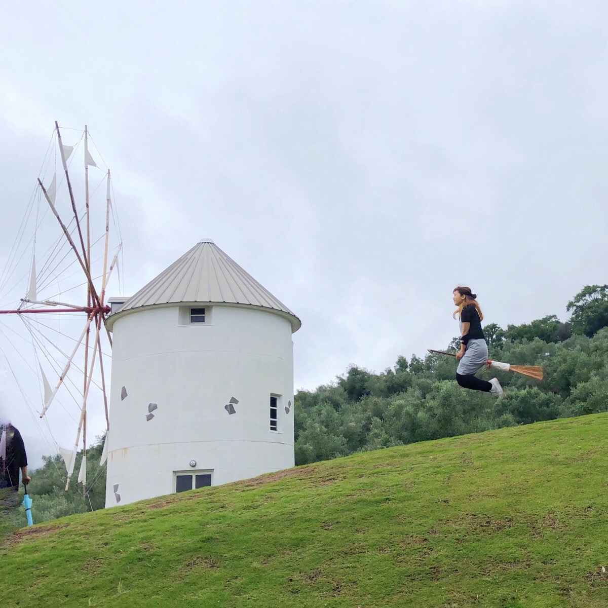 小豆島オリーブ公園で撮影した魔女の宅急便風空中浮遊写真の無加工の状態