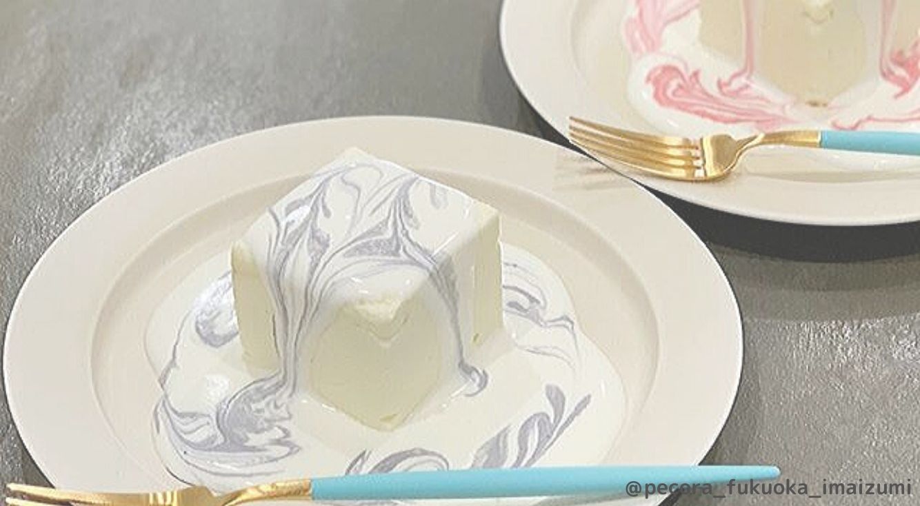 【pecora（ペコラ）】フォークで割ったらソースがどろり。大理石みたいなマーブルストーンケーキが福岡で話題